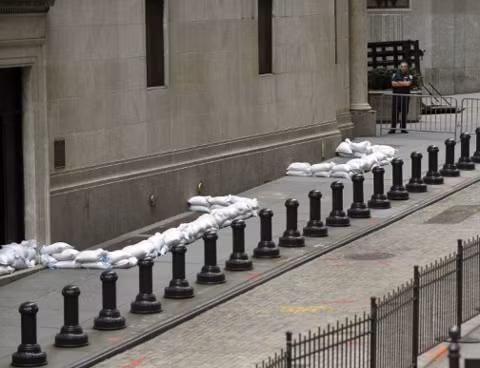 Những bao cát đề phòng ngập lụt trước cổng vào thị trường chứng khoán New York. Ảnh: AFP