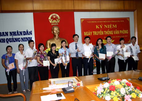 Đồng chí Nguyễn Văn Đọc, Phó Bí thư Tỉnh uỷ, Chủ tịch UBND tỉnh trao Kỷ niệm chương “Vì sự nghiệp văn phòng” cho các cá nhân đã có nhiều đóng góp trong công tác văn phòng.