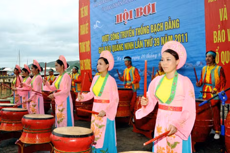 Màn biểu diễn trống hội chào mừng Hội bơi vượt sông truyền thống Bạch Đằng giải Báo Quảng Ninh lần thứ 39, năm 2011.