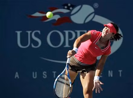 Li Na thực hiện cú giao bóng về phía Halep.