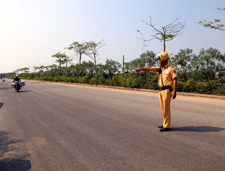 Kiểm tra xe mô tô chử hàng cồng kềnh.
