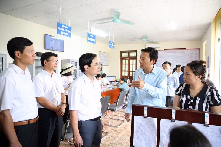 Đồng chí Bí thư Tỉnh ủy kiểm tra hoạt động Trung tâm Hành chính công phường Phương Nam, Uông Bí.