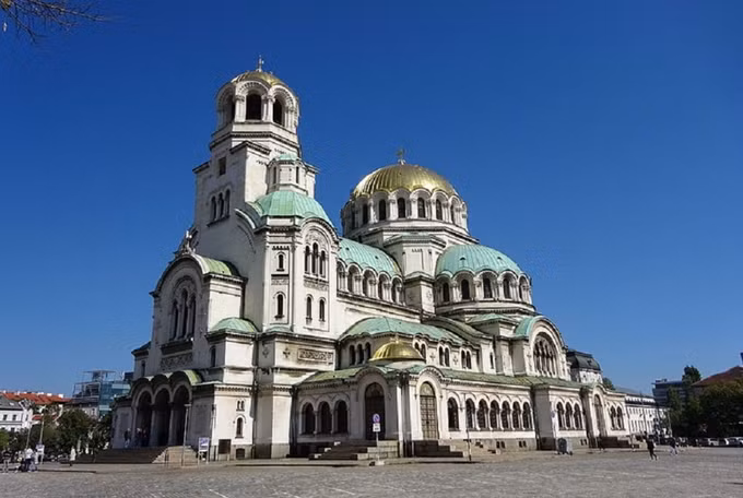 Sofia, Bulgaria Sau nhiều thế kỷ bị cai trị bởi một loạt các đế chế, thủ đô Sofia của Bulgaria còn lại sự pha trộn của các di tích La Mã, nhà thờ mái vòm thời Ottoman, và di tích quân sự Liên Xô. Cũng như nhiều thành phố châu Âu, giá vé máy bay và khách sạn đã giảm trong nhiều năm qua. Một trong những điểm thu hút du khách là nhà thờ Aleksander Nevsky, với mái vòm vàng biểu tượng của thành phố, là nơi tôn vinh những người lính đã hy sinh vì độc lập của Bulgaria trong chiến tranh vào thế kỷ 19. Ảnh: Wiki.