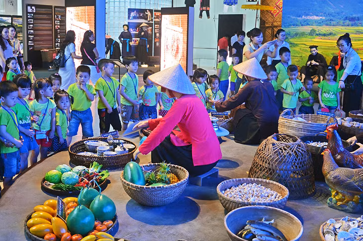 Học sinh mầm non tham quan không gian chợ quê xưa tại Bảo tàng tỉnh Quảng Ninh.