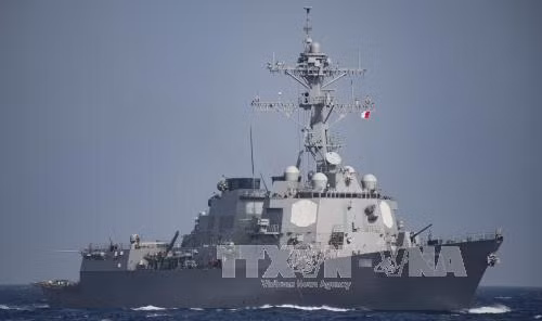 Tàu khu trục USS Mason (DDG 87) có tên lửa dẫn đường của hải quân Mỹ trên biển. Ảnh: EPA/TTXVN