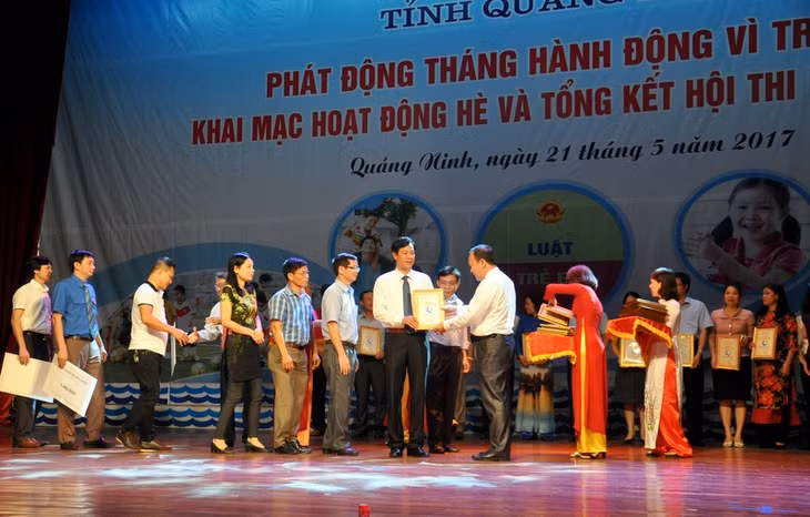 Các đơn vị, tập thể, cá nhân hảo tâm trên địa bàn tỉnh ủng hộ Quỹ Bảo trợ trẻ em.