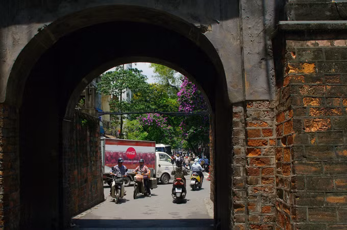 Giữa bộn bề cuộc sống mưu sinh, bằng lăng vẫn nhẹ nhàng khoe sắc tại cửa ô duy nhất còn sót lại: Ô Quan Chưởng.