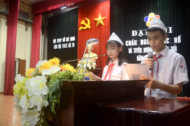 Đại diện Liên Đội THCS Hà Tu báo cáo kết quả công tác hoạt động năm học 2016-2017 tới Đại hội
