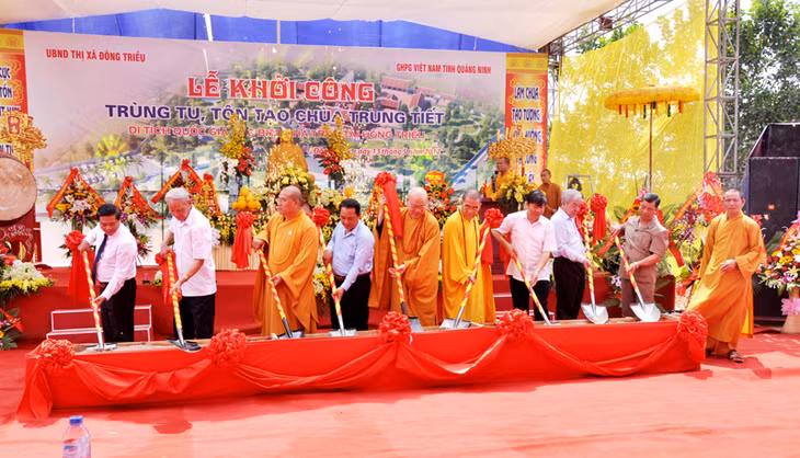 Các đại biểu động thổ, khởi công xây dựng chùa Trung Tiết
