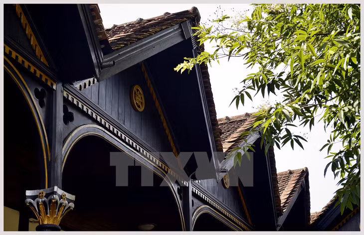Mái nhà thờ theo kiến trúc theo nhà sàn truyền thống của người Ba Na. (Ảnh: Thanh Hà/TTXVN)