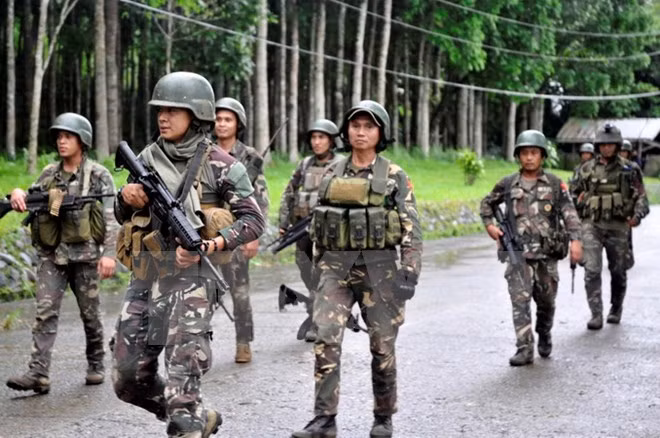 Binh sỹ Philippines trong chiến dịch truy quét phiến quân ở thành phố Marawi thuộc đảo Mindanao ngày 24/5. (Nguồn: EPA/TTXVN)