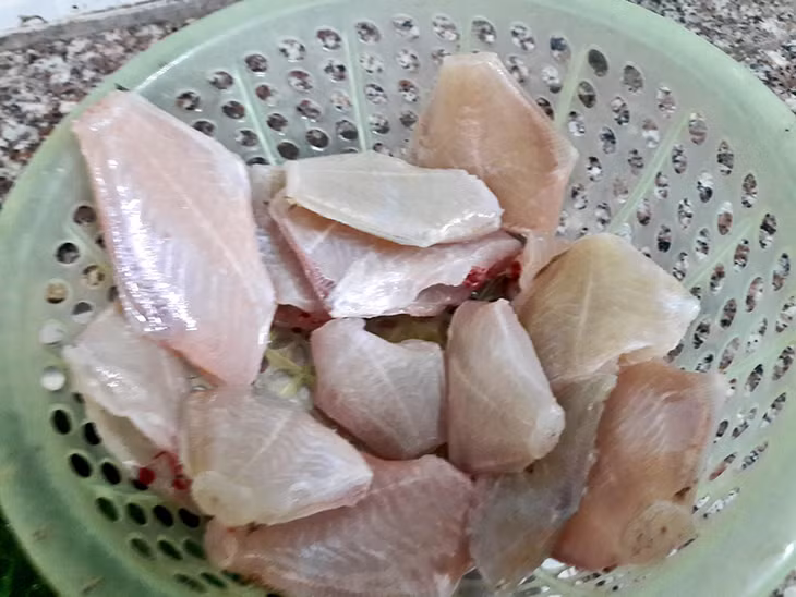 Cá bò được làm sạch, chế biến kỹ là nguyên liệu tuyệt vời để làm món gỏi.