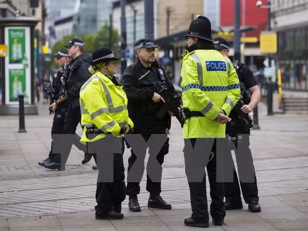 Cảnh sát Anh tăng cường an ninh tại Manchester ngày 28/5 vừa qua. (Ảnh: AFP/TTXVN)