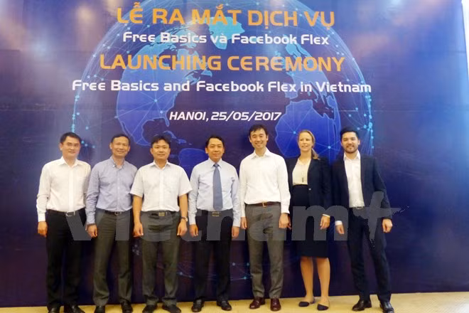 Đại diện MobiFone và Facebook cho biết, các dịch vụ này tạo điều kiện cho thuê bao nhà mạng duy trì kết nối, chia sẻ qua Facebook khi tài khoản chỉ còn 0 đồng. (Ảnh: CTV/Vietnam+)