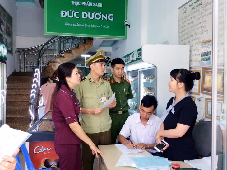 Đoàn liên ngành ATTP TP Móng Cái kiểm tra cơ sở Đức Dương về chấp hành pháp luật kinh doanh thực phẩm.