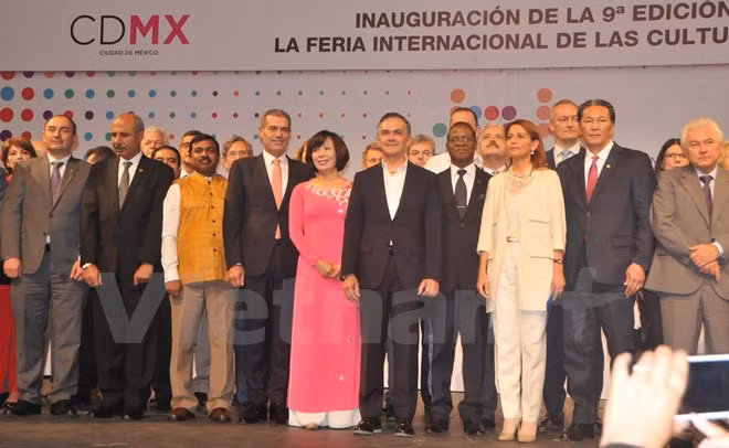 Đại sứ Việt Nam Lê Linh Lan (áo dài hồng) đứng bên phải Thị trưởng thành phố Mexico Miguel Ángel Mancera Espinosa trong lễ khai mạc Hội chợ. (Ảnh: Việt Hùng/Vietnam+)
