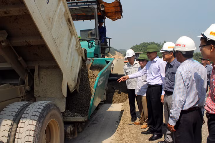 Đồngg chí Vũ Văn Diện, Phó Chủ tịch UBND tỉnh kiểm tra gói thầu Công ty CP Licogi 16
