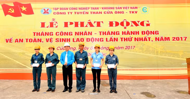 Đồng chí Trần Danh Chức, Chủ tịch LĐLĐ tỉnh tặng quà cho CNLĐ có hoàn cảnh khó khăn của Công ty Tuyển than Cửa Ông.