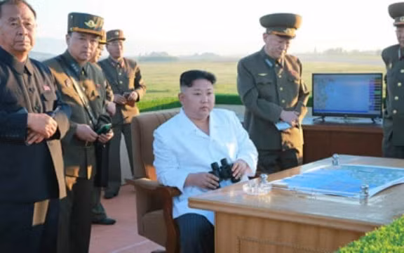 Nhà lãnh đạo CHDCND Triều Tiên Kim Jong-un (áo trắng) trong một buổi giám sát cùng các quan chức quân sự Triều Tiên. (Ảnh: Yonhap)