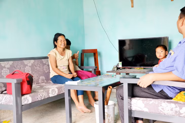 Chị Phạm Thị Đông, thôn An Biên 2, xã Lê Lợi, huyện Hoành Bồ phấn khởi khi vừa hoàn thành ngôi nhà mới.