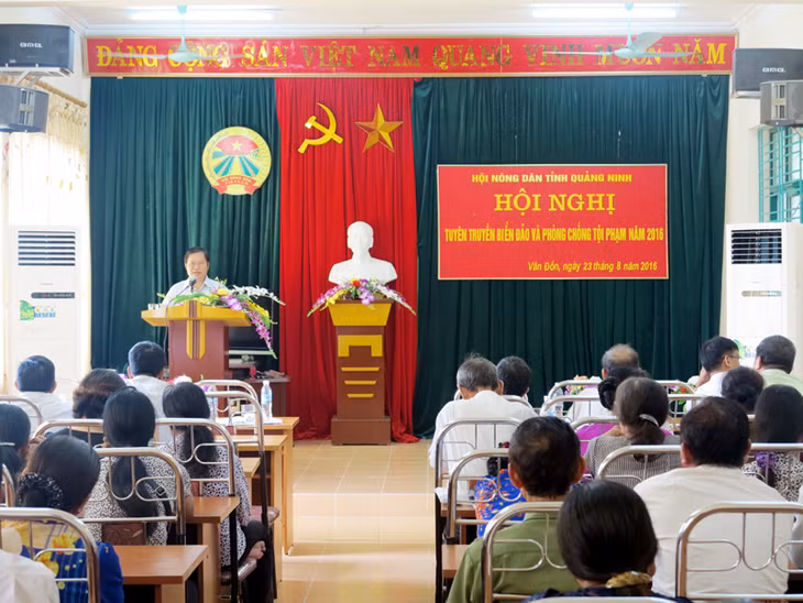 HND tỉnh phối hợp với HND huyện Vân Đồn tổ chức tuyên truyền về biển đảo và phòng, chống tội phạm.