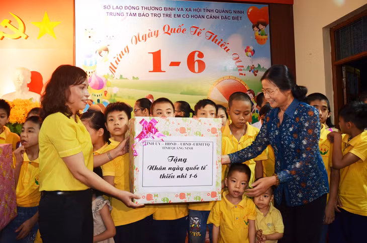 Đồng chí Đỗ Thị Hoàng, Phó Bí thư Thường trực Tỉnh ủy tặng quà cho các cháu thiếu nhi tại Trung tâm Bảo trợ Trẻ em có hoàn cảnh đặc biệt tỉnh