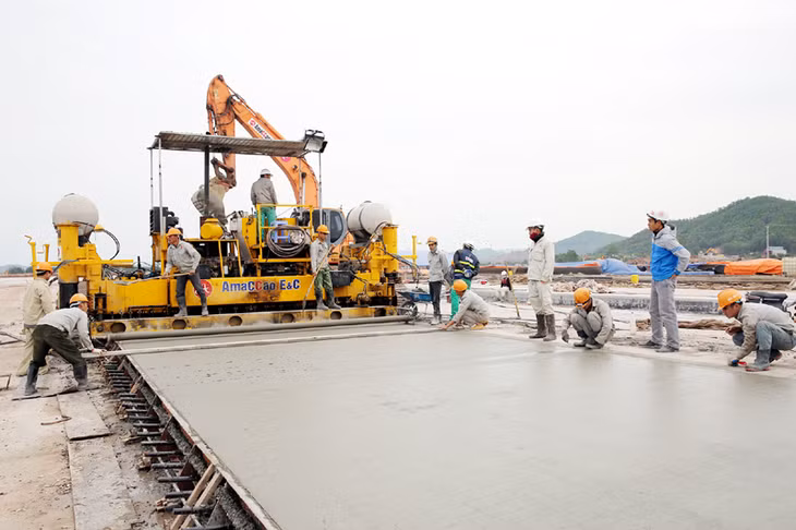 Thi công bê tông mặt đường băng và bến đỗ sân bay Vân Đồn. Ảnh: Đỗ Phương