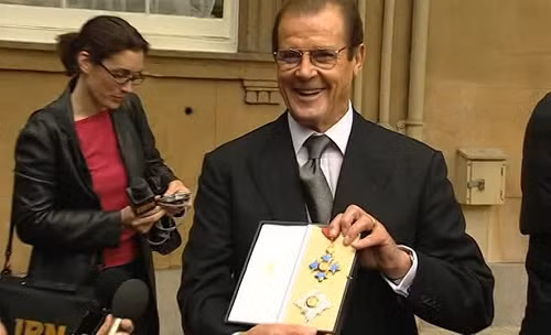 Roger Moore nhận tước Hiệp sĩ.