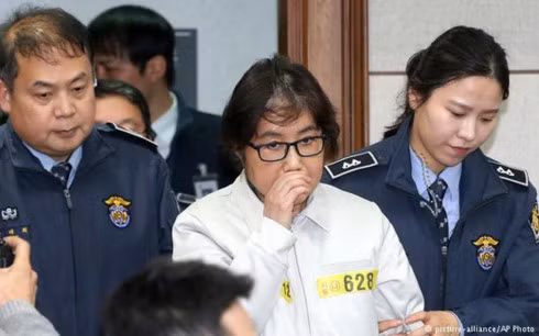 Bị cáo Choi Soon-sil (áo trắng). Ảnh: AP.