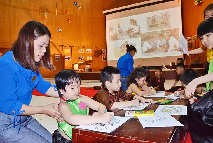 Thoả trí sáng tạo với tô màu, vẽ tranh.