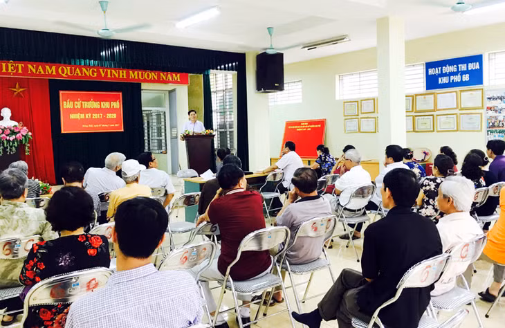 Chi bộ khu 6B, phường Hồng Hải, TP Hạ Long quán triệt các nội dung liên quan đến bầu cử trưởng khu phố, nhiệm kỳ 2017-2020 tại buổi sinh hoạt chi bộ thường kỳ tháng 5-2017.