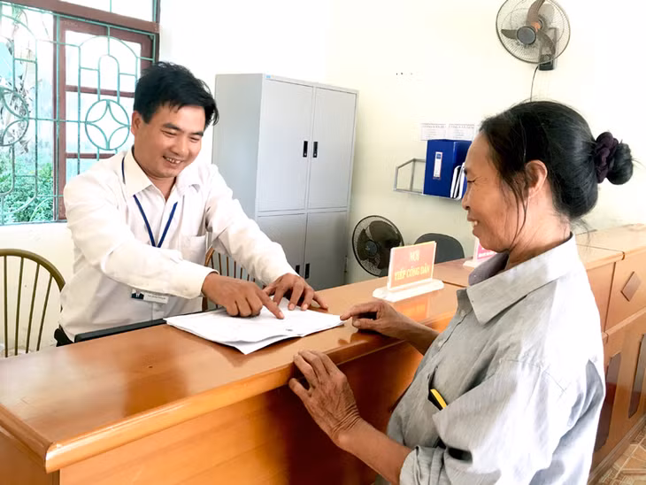 Cán bộ bộ phận tiếp nhận và trả kết quả hiện đại xã Sông Khoai (TX Quảng Yên) hướng dẫn người dân đến giải quyết TTHC. 