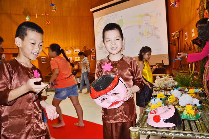 Hoà mình vào không khí chợ quê.