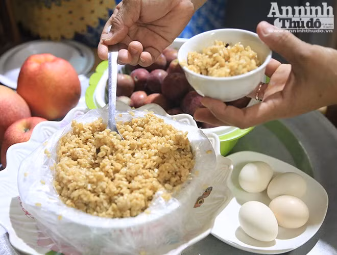  Nhiều người đã hoàn thành công việc đi chợ cho ngày Tết Đoan Ngọ với đủ các loại thực phẩm, hoa quả cần thiết cho mâm lễ lên gia tiên. 