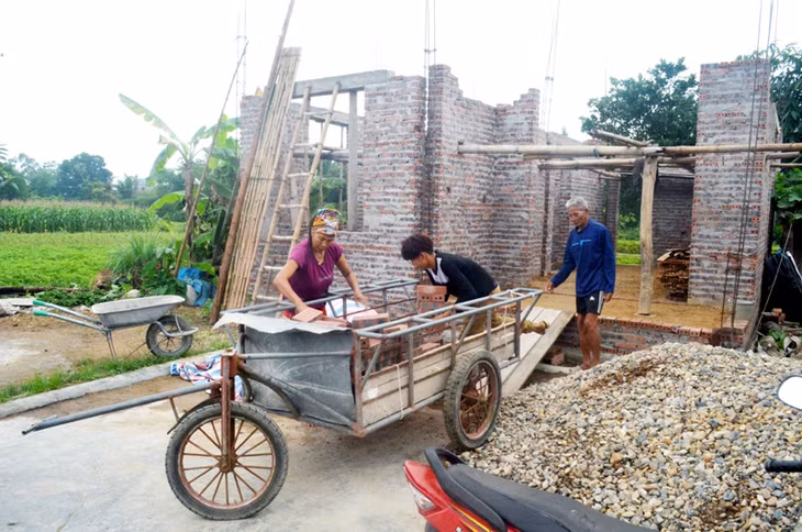 Ngôi nhà của hộ ông Lỷ Chi Phu (thôn Thanh Sơn, xã Quảng Lợi, huyện Đầm Hà) đang dần hoàn thành.