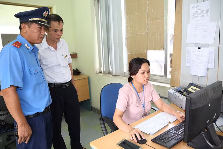 Đoàn kiểm tra liên ngành kiểm tra, so sánh tải trọng phương tiện khi vào và rời công ty.
