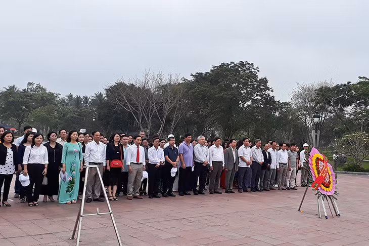 Đoàn công tác gồm Báo Quảng Ninh và các báo bạn viếng Đài tưởng niệm các liệt sĩ Thành cổ Quảng Trị.
