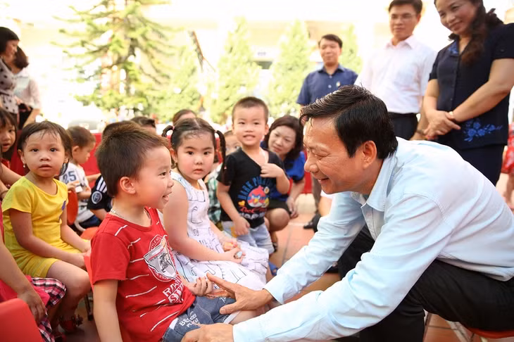 Đồng chí Bí thư Tỉnh ủy thăm hỏi các cháu đang theo học ở trường.