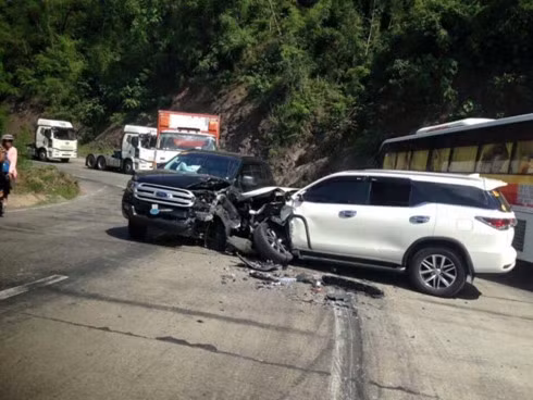 Trong khi Ford bung túi khí thì Toyota lại không.