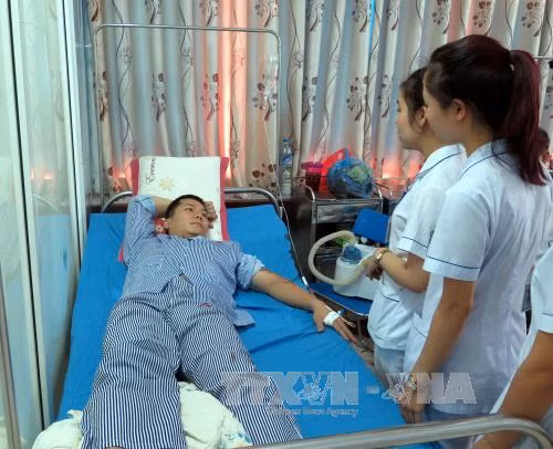 Anh Hoàng Ngọc Phan, Đội phó Đội Kiểm lâm Cơ động đang được điều trị tại Bệnh viện đa khoa tỉnh Tuyên Quang.