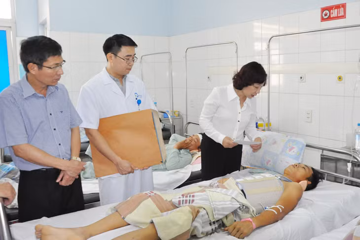 ...và động viên, thăm hỏi nạn nhân đang điều trị tại Bệnh viện Bãi Cháy.