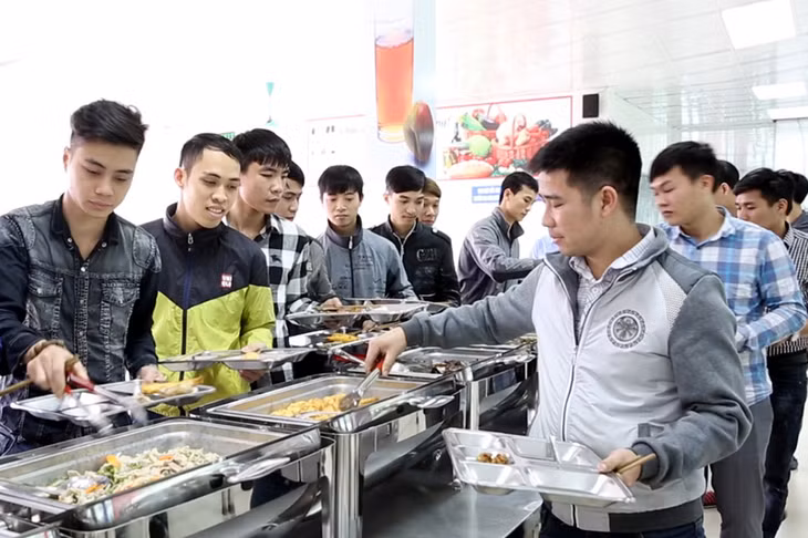 Nhà ăn tự chọn Công ty Than Vàng Danh.