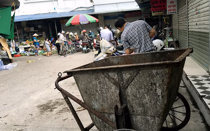 Trong khi đó các xe vận chuyển rác lại bị bỏ không như thế này tại chợ.