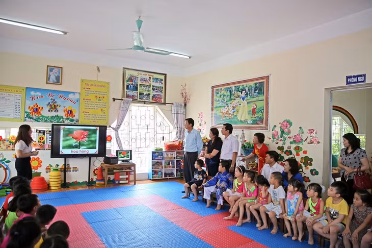 Đồng chí Bí thư Tỉnh ủy cùng đoàn công tác dự giờ tiết học tại trường.