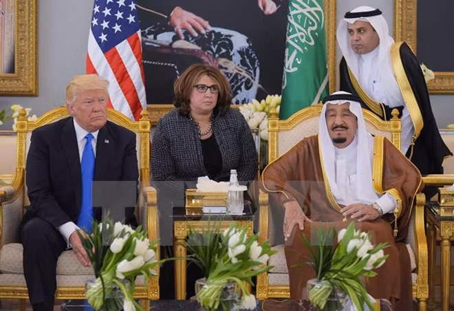 Quốc vương Saudi Arabia Salman (phải) tiếp Tổng thống Mỹ Donald Trump (trái) tại Riyadh ngày 20/5. (Nguồn: AFP/TTXVN)