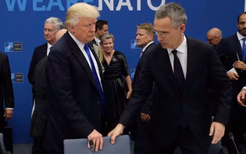 Tổng thống Mỹ Donald Trump và Tổng thư ký NATO Jens Stoltenberg. (Ảnh: AFP)