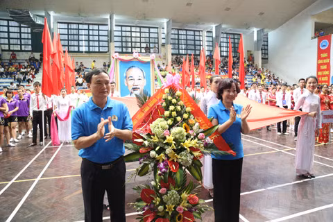 Đồng chí Đỗ Thị Hoàng, Phó Bí thư Thường trực Tỉnh ủy; Vũ Thị Thu Thủy, Phó Chủ tịch UBND tỉnh đánh trống khai mạc Ngày hội và tặng hoa cho Liên đoàn Lao động tỉnh