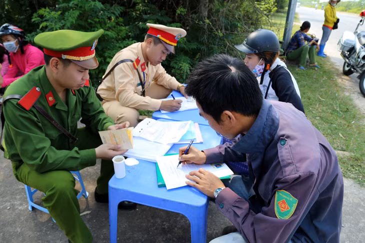 Người điều khiển ký biên bản cam kết với cong an TP Móng Cái không vi phạm về chở quá tải, cơi nới thành thùng...