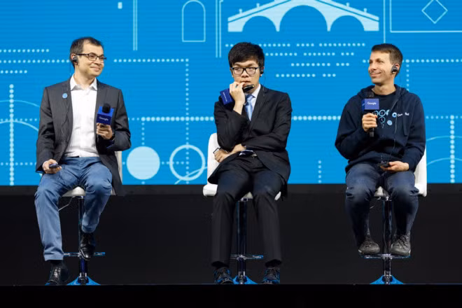 Sau trận đấu, Ke Jie (giữa) cho rằng thất bại dưới tay AlphaGo sẽ là động lực thúc đẩy hành trình khám phá những bí ẩn môn cờ vây của anh trong tương lai. Ảnh: Wired.