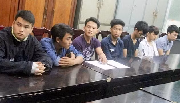 Nhóm đối tượng có hành vi dùng đá đập phá nhiều ô-tô tại đường Nguyễn Tất Thành (Đà Nẵng).